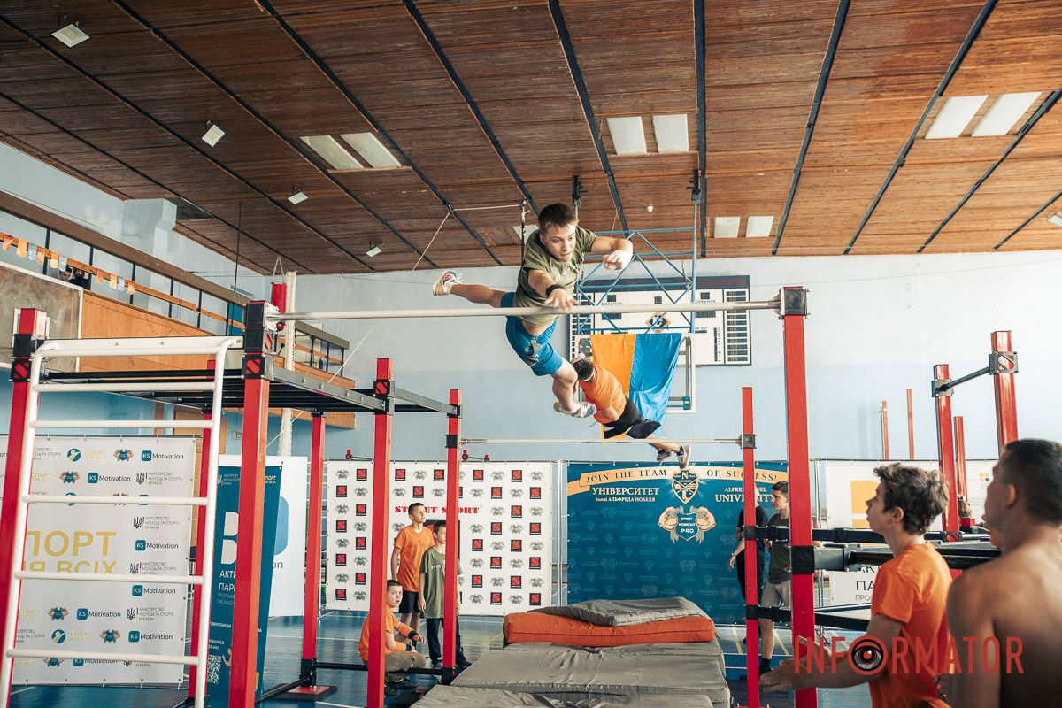 Выполнение трюков на турнике Выполнение трюков на турнике