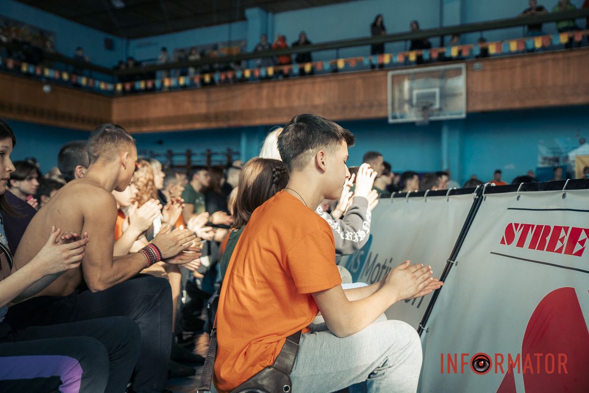 Поощряет молодежь к спорту Поощряет молодежь к спорту