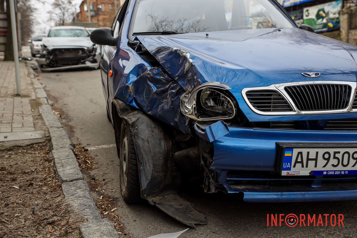 Водитель Daewoo вернул через две полосы, чтобы заехать на парковку, машины столкнулись