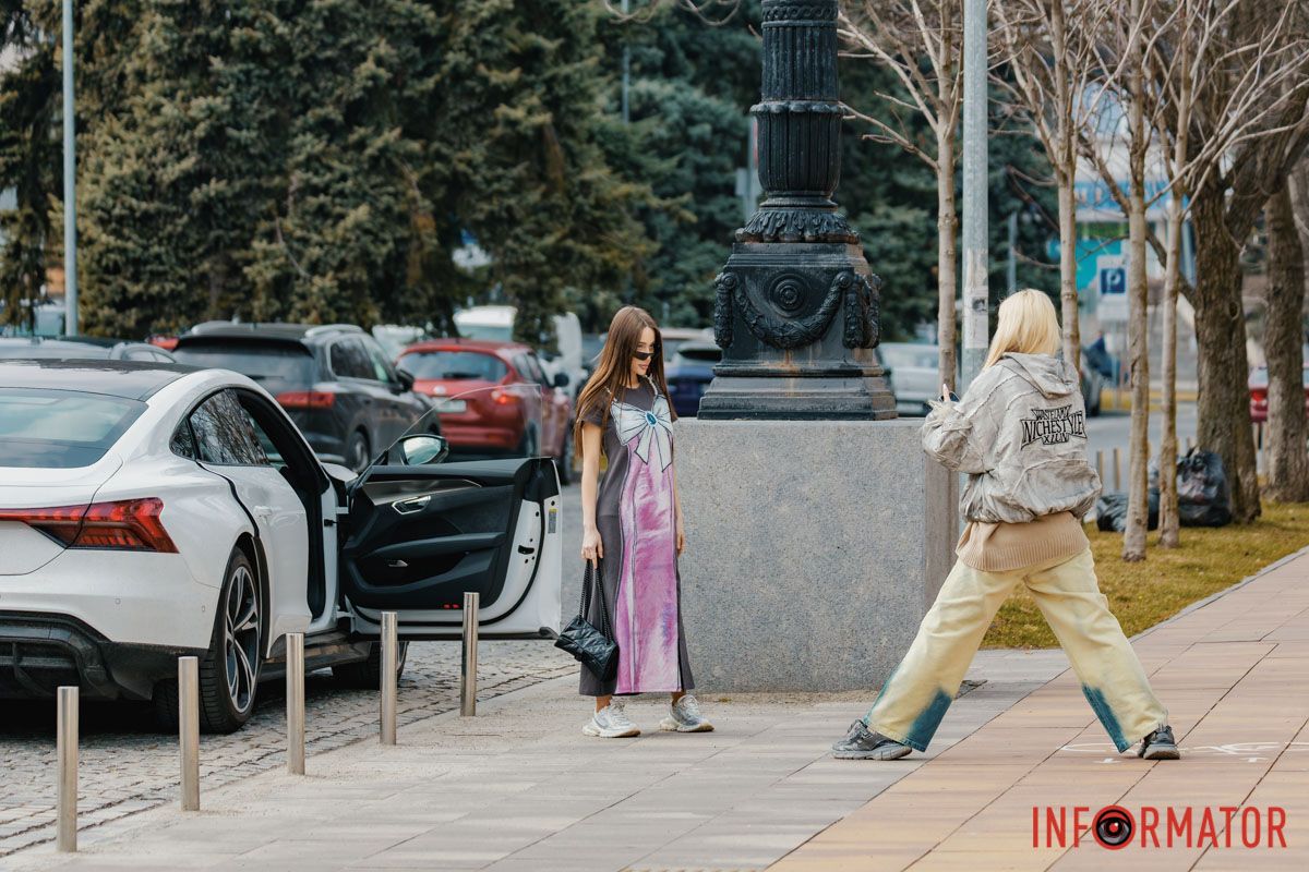 Так среди двора из-под снега Так среди двора из-под снега