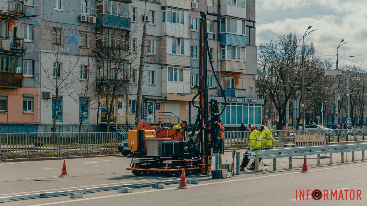 Унеможливить лобові зіткнення: у Дніпрі на проспекті Науки встановлюють 600 метрів відбійника