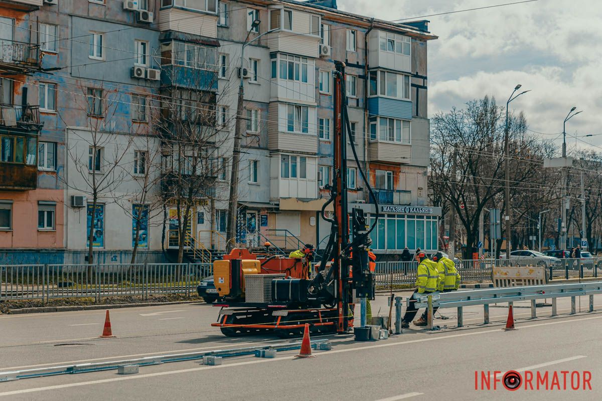 На проспекті Науки (колишньому проспекті Гагаріна) встановлюють колесовідбійний брус