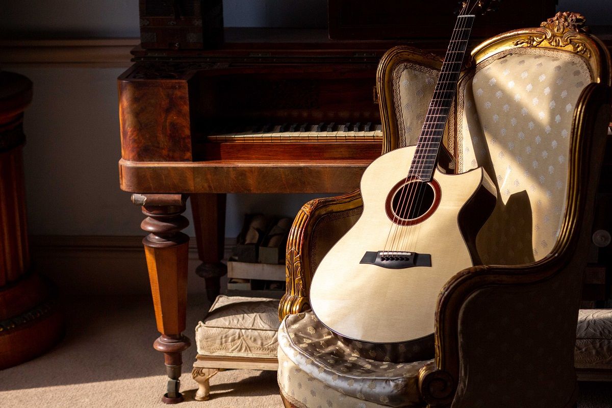 Гитара дополняет любой интерьер 