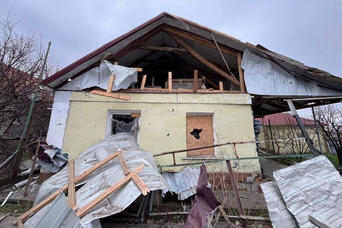 Поврежденный дом Поврежденный дом