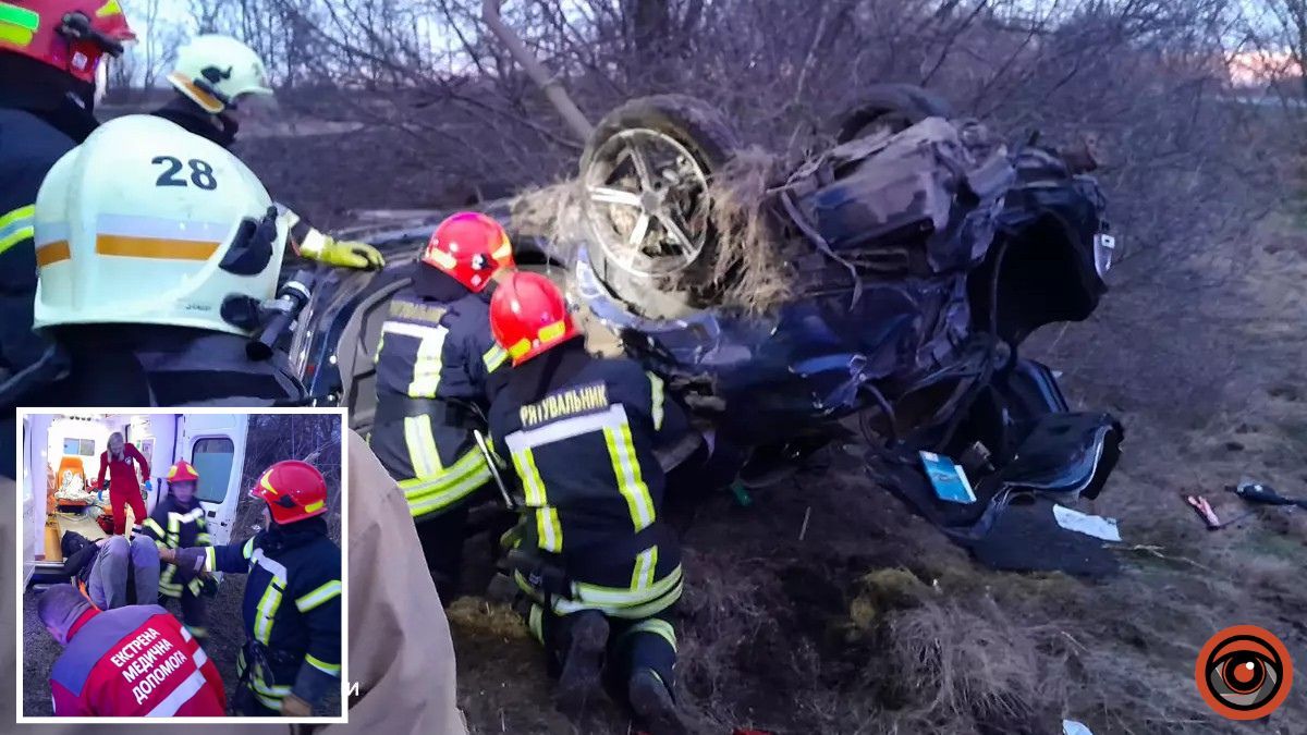 На трасі у Нікопольському районі BMW злетів в кювет та перекинувся: водія затисло в авто