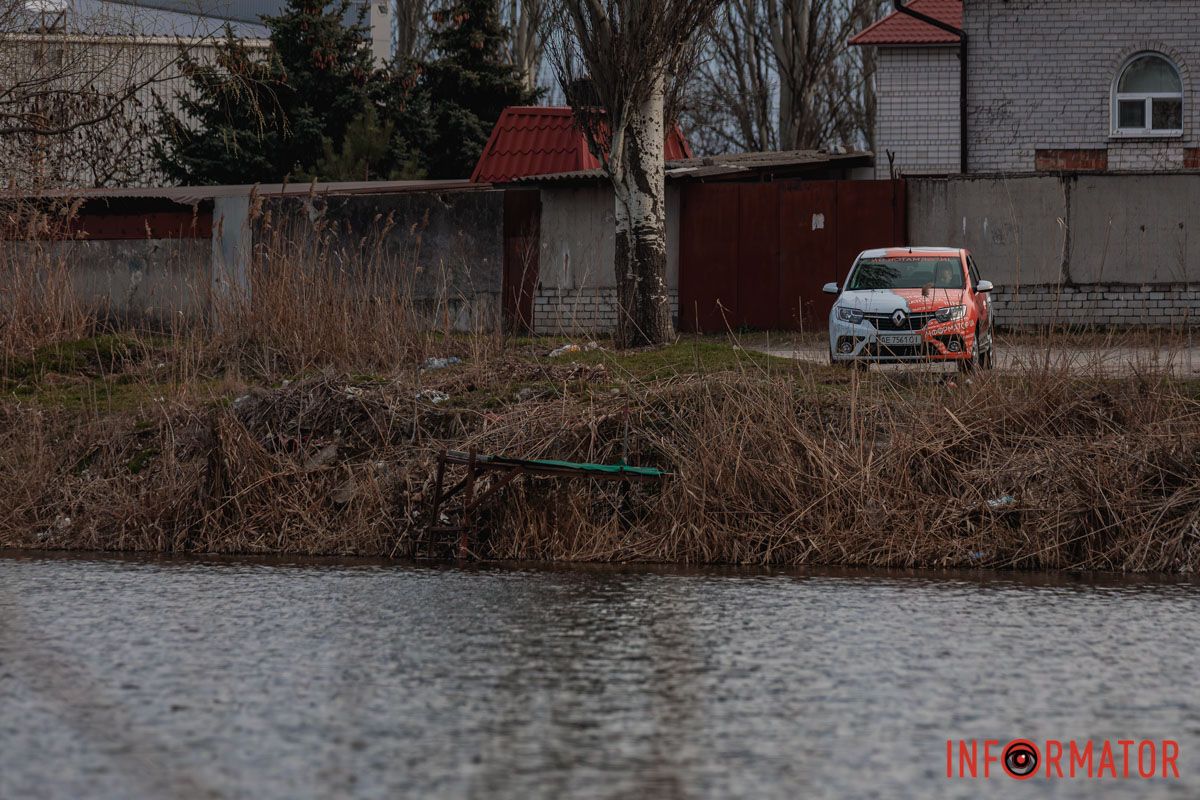 Розмовляє, сміється, шумить,