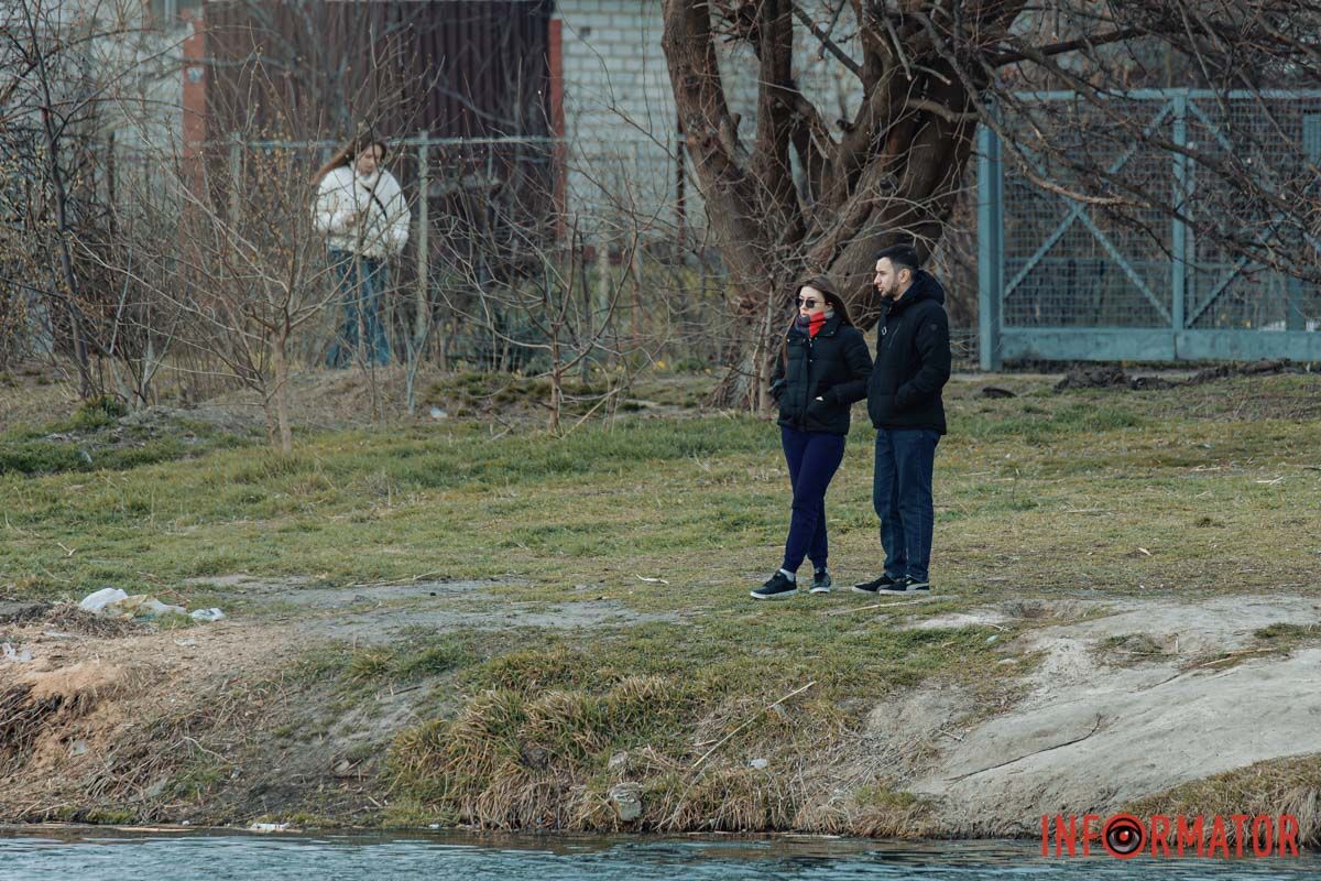 Вночі місяць по стежці пройде,