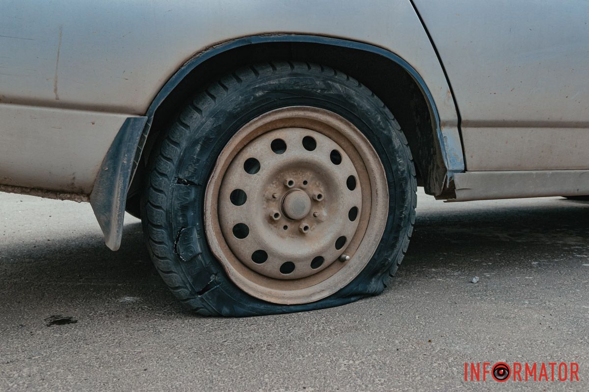 Поврежденный ВАЗ бросили во дворе недалеко от места ДТП Поврежденный ВАЗ бросили во дворе недалеко от места ДТП