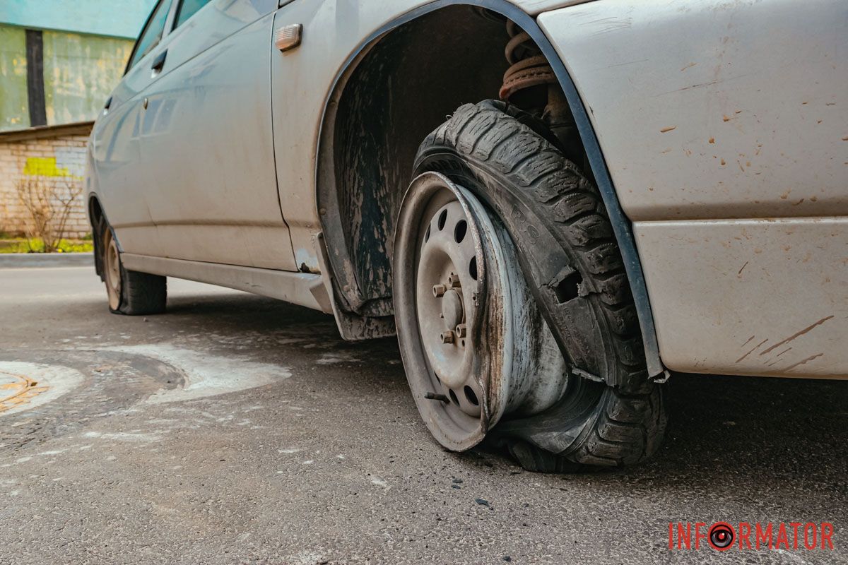 У ВАЗ разбито лобовое стекло, отражено боковое зеркало и спущены два колеса У ВАЗ разбито лобовое стекло, отражено боковое зеркало и спущены два колеса