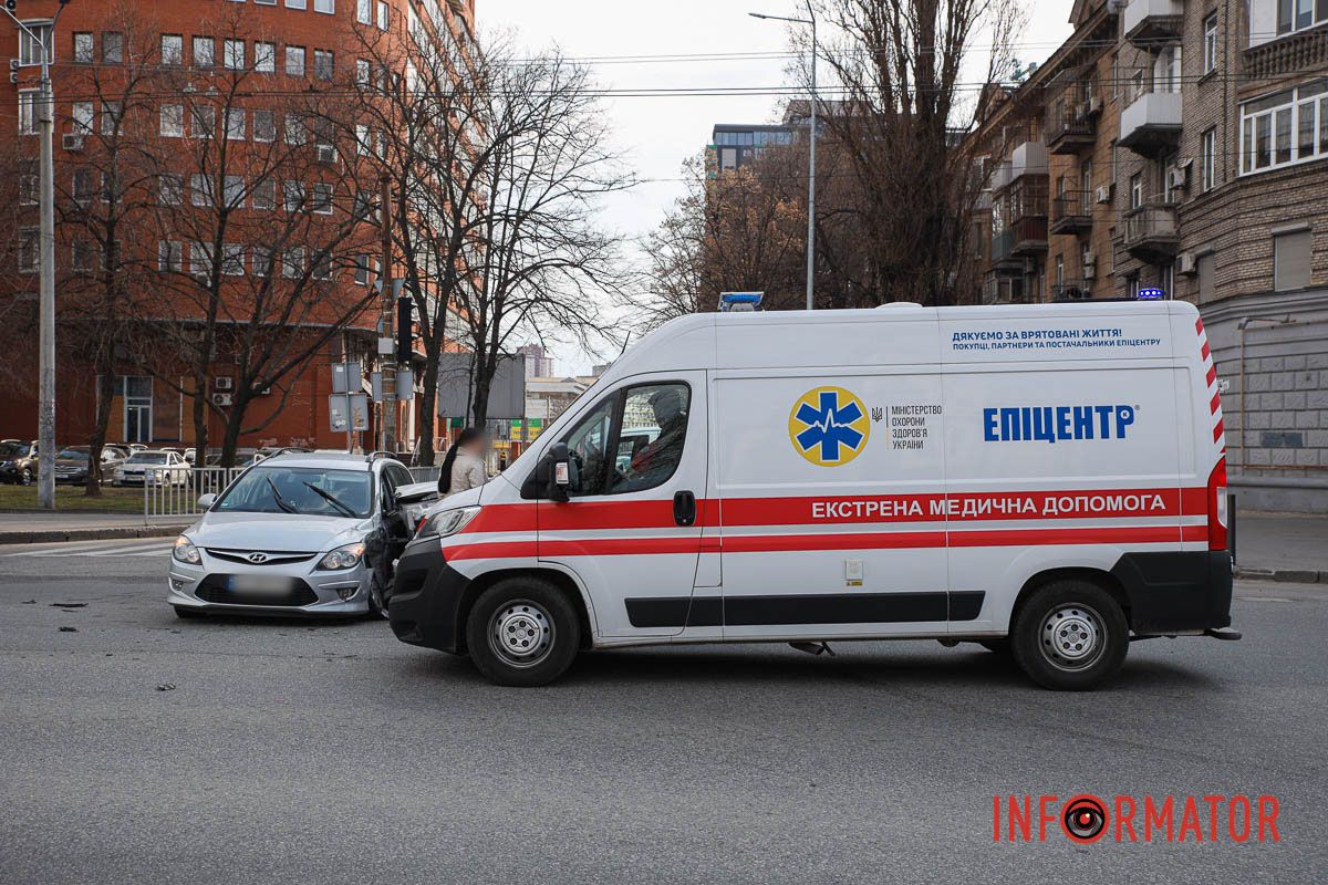 На Сечеславской Набережной Hyundai столкнулся с Toyota