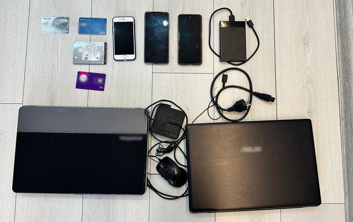 Изъяты банковские карты, компьютерная техника, телефоны, сим-карты, черновые записи, четыре автомобиля и деньги в разной валюте на сумму, эквивалентную 200 тысячам гривен Изъяты банковские карты, компьютерная техника, телефоны, сим-карты, черновые записи, четыре автомобиля и деньги в разной валюте на сумму, эквивалентную 200 тысячам гривен