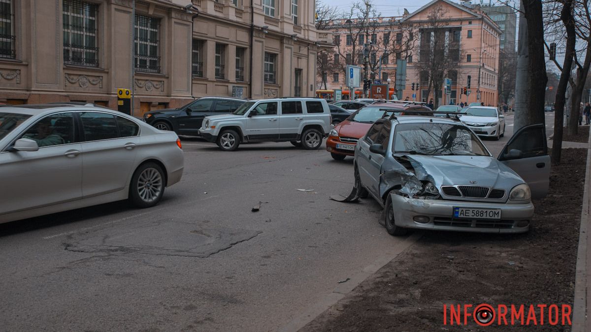 У Дніпрі на Воскресенській зіткнулися Jeep та Daewoo Lanos: момент ДТП