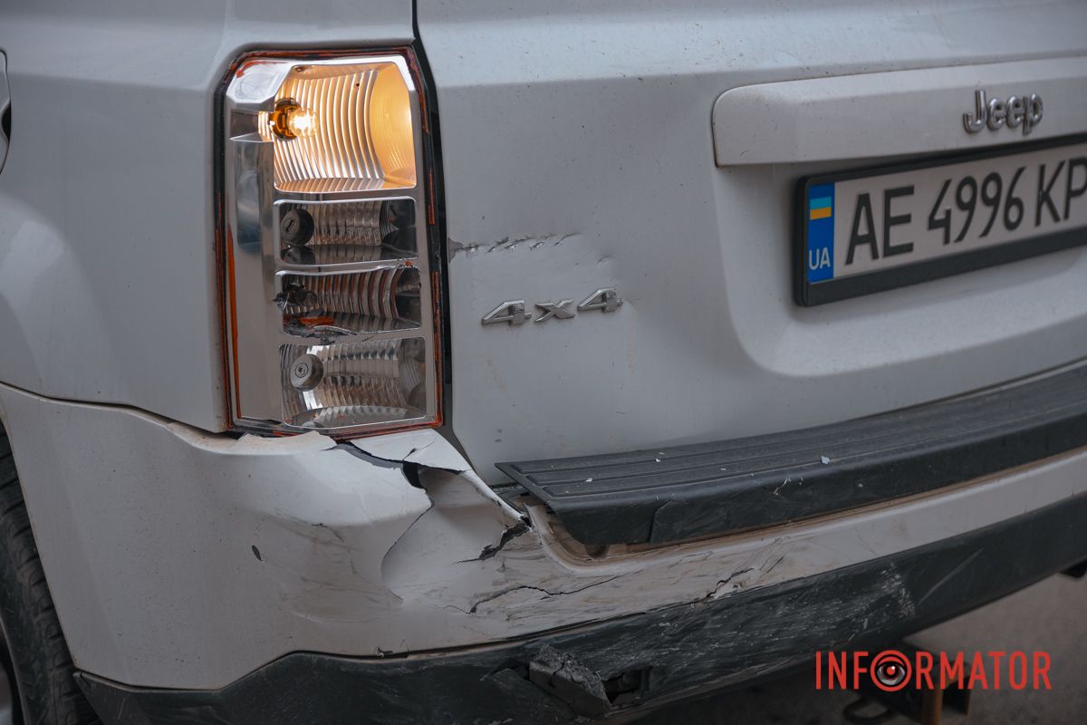 У дома №10 с парковки выезжал Jeep