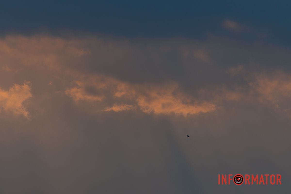 Відблиски закатного світла на горизонті