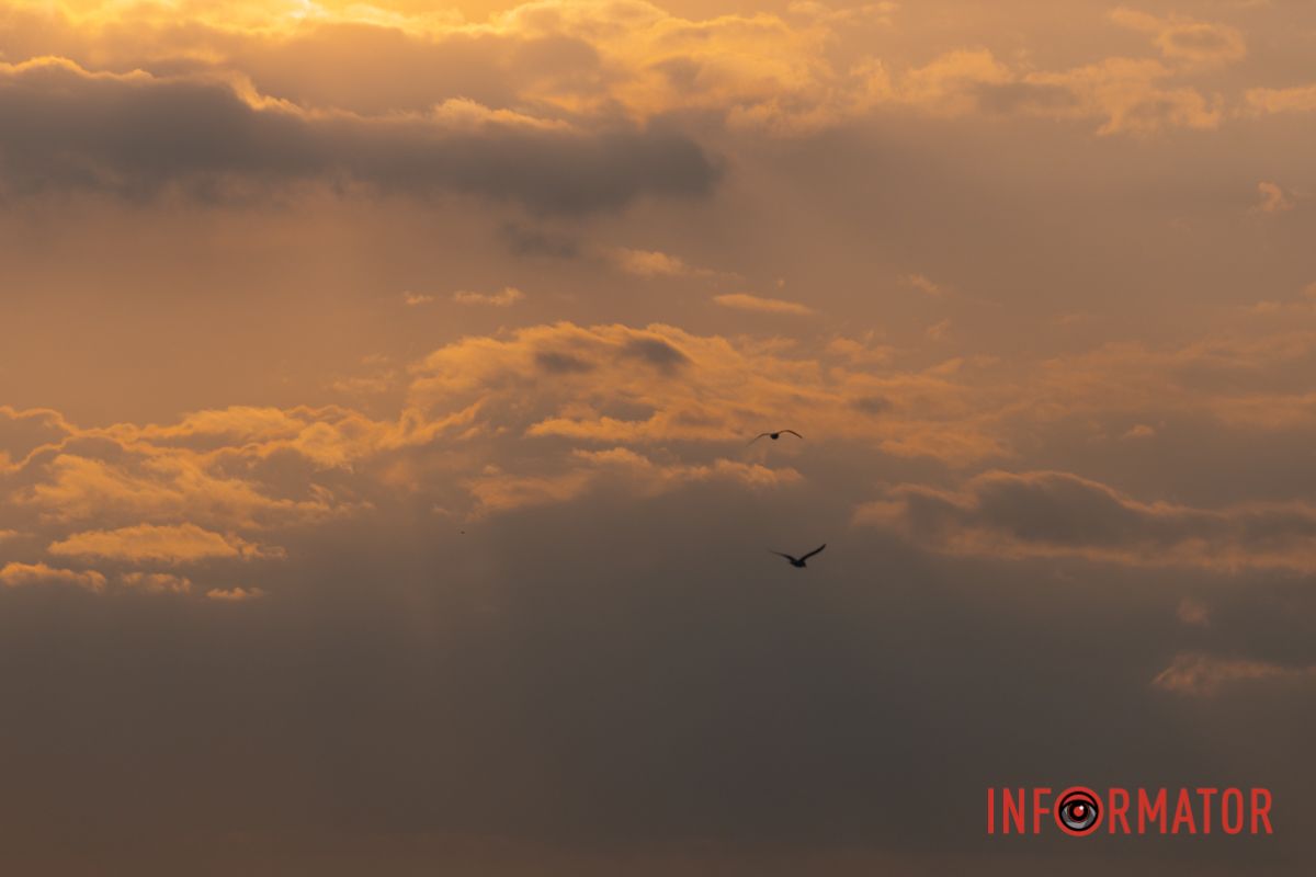 Сонце ніби мандрує у свій власний світ