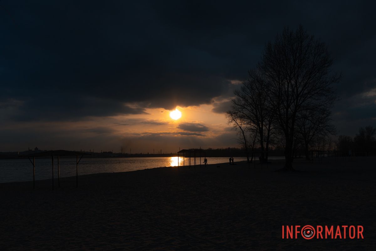 Огортає світ своїми теплими обіймами