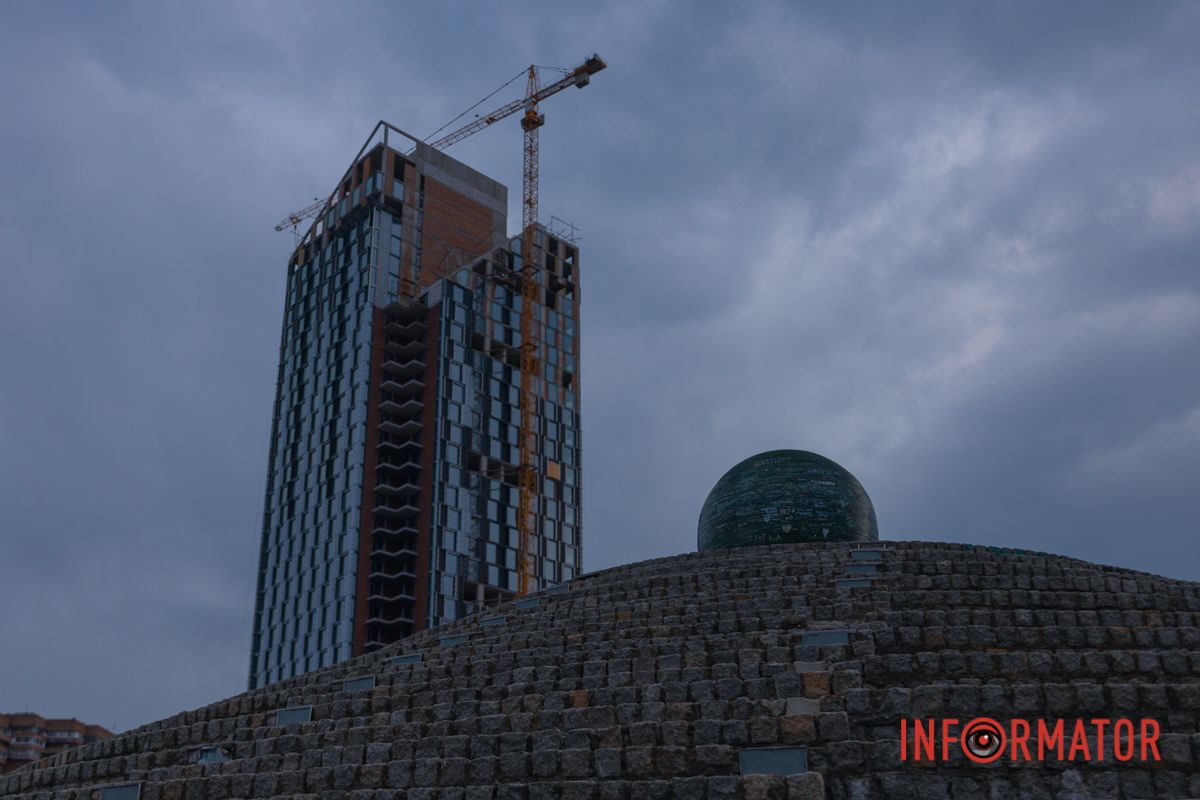 Розкриває свою красу