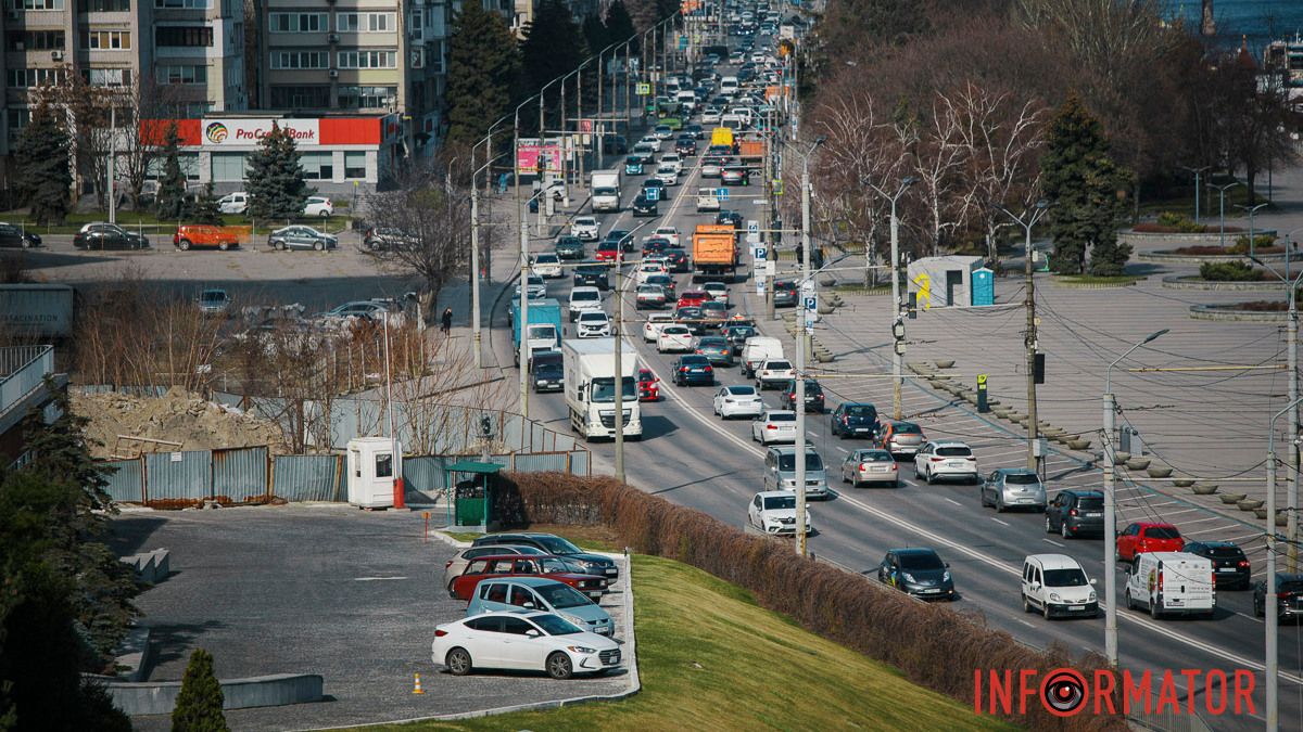 У Дніпрі на Січеславській Набережній утворився затор: зіткнулись ВАЗ та Skoda