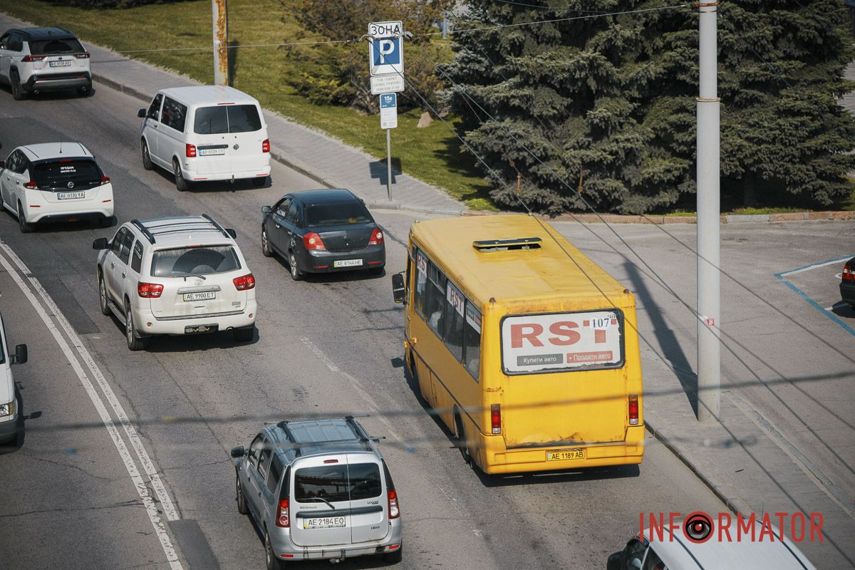Автівки стоять від готелю "Дніпропетровськ" до острова Монастирський
