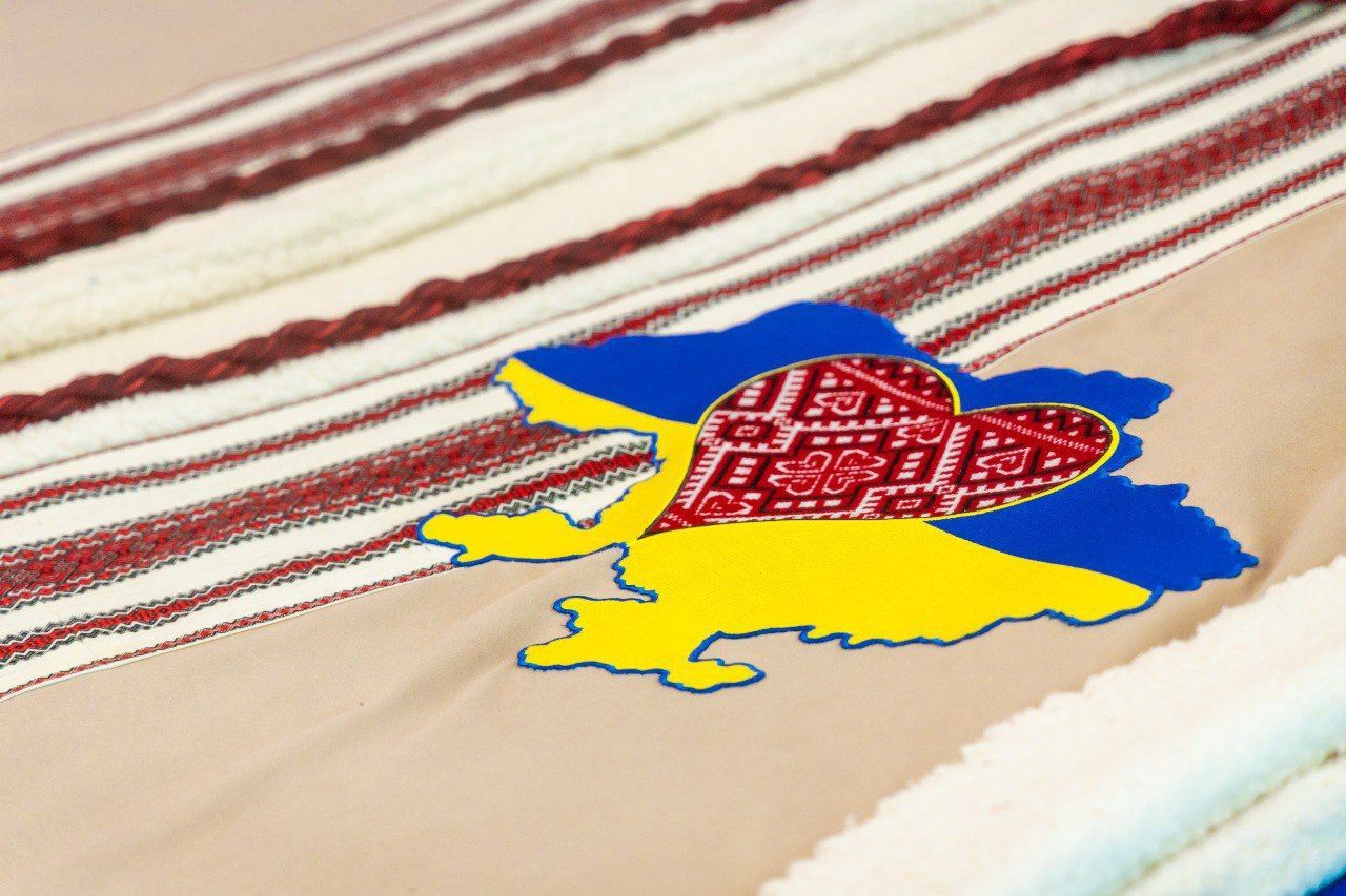 Кептарь обильно украшен традиционными орнаментами