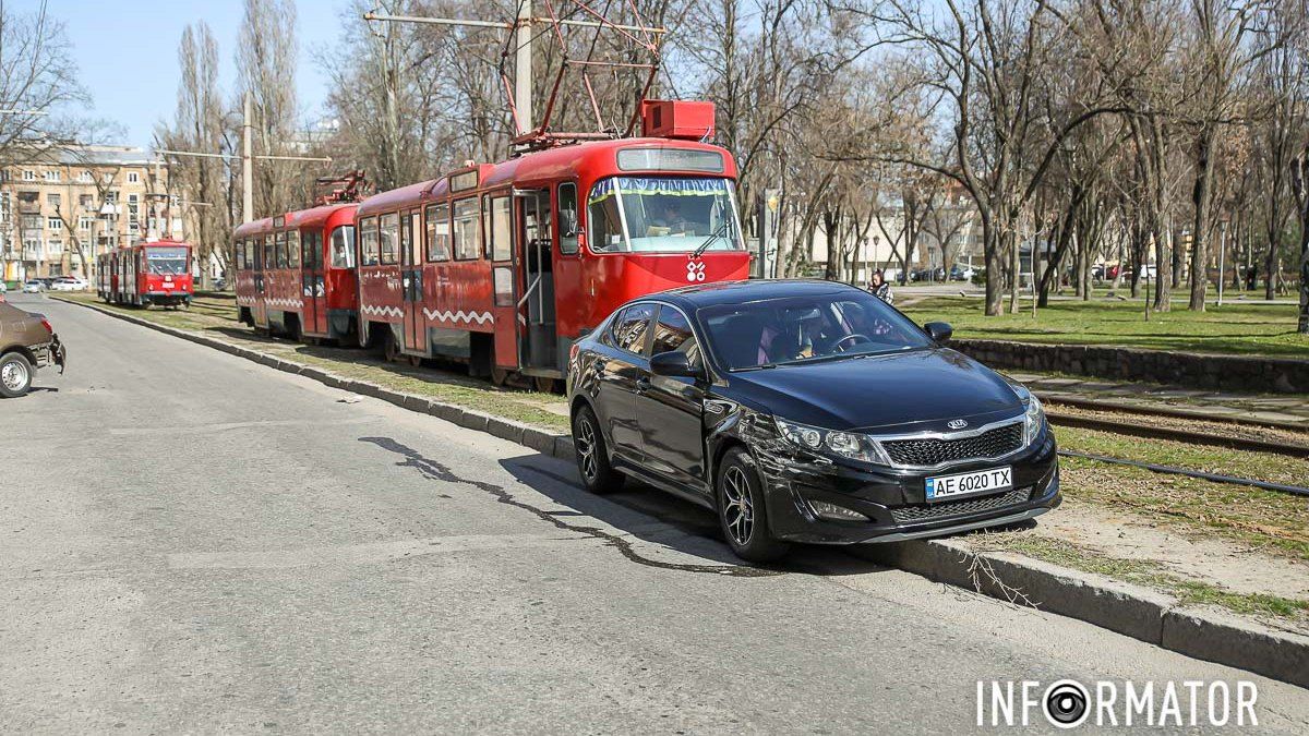 В Днепре на Соборной площади столкнулись Kia и Geely: движение трамваев №1 заблокировано