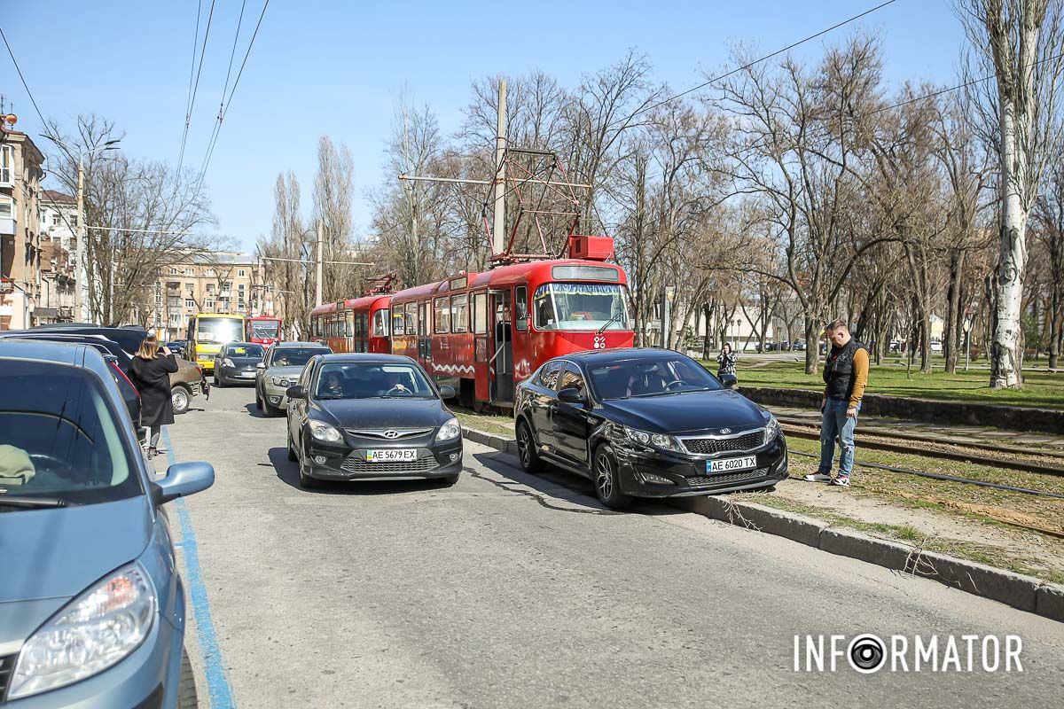 Станом на 13:00 рух трамвая №1 у бік центру заблоковано