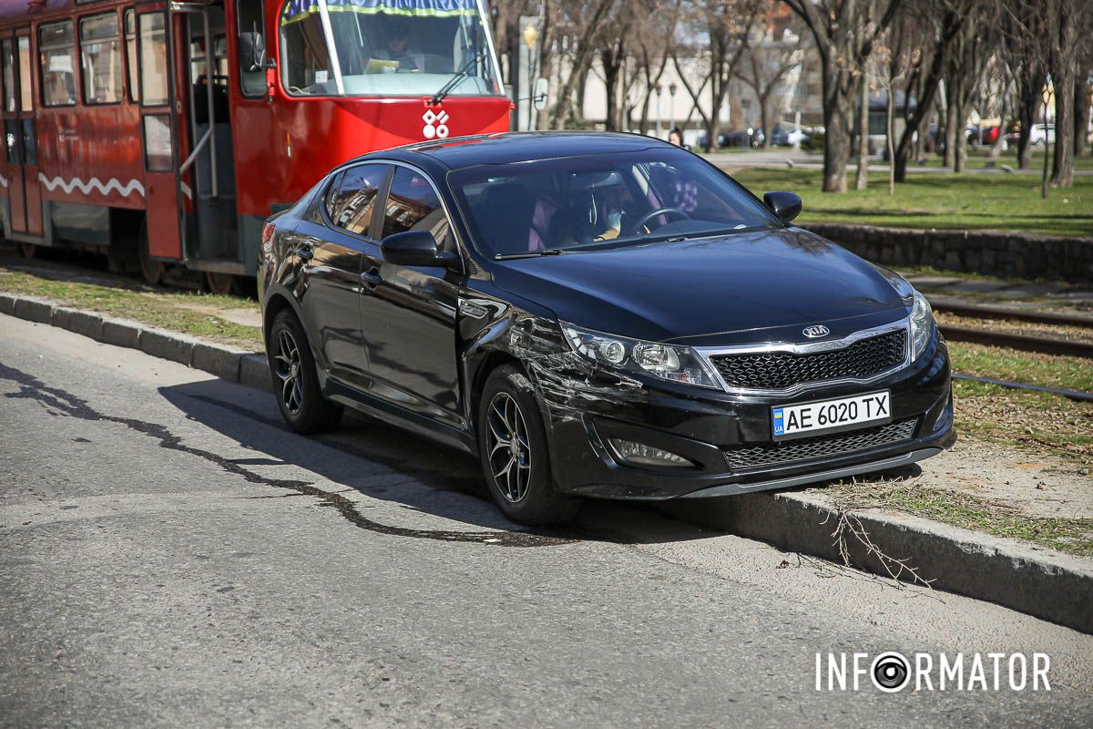 Внаслідок удару Kia вилетіла на трамвайну колію та перекрила проїзд