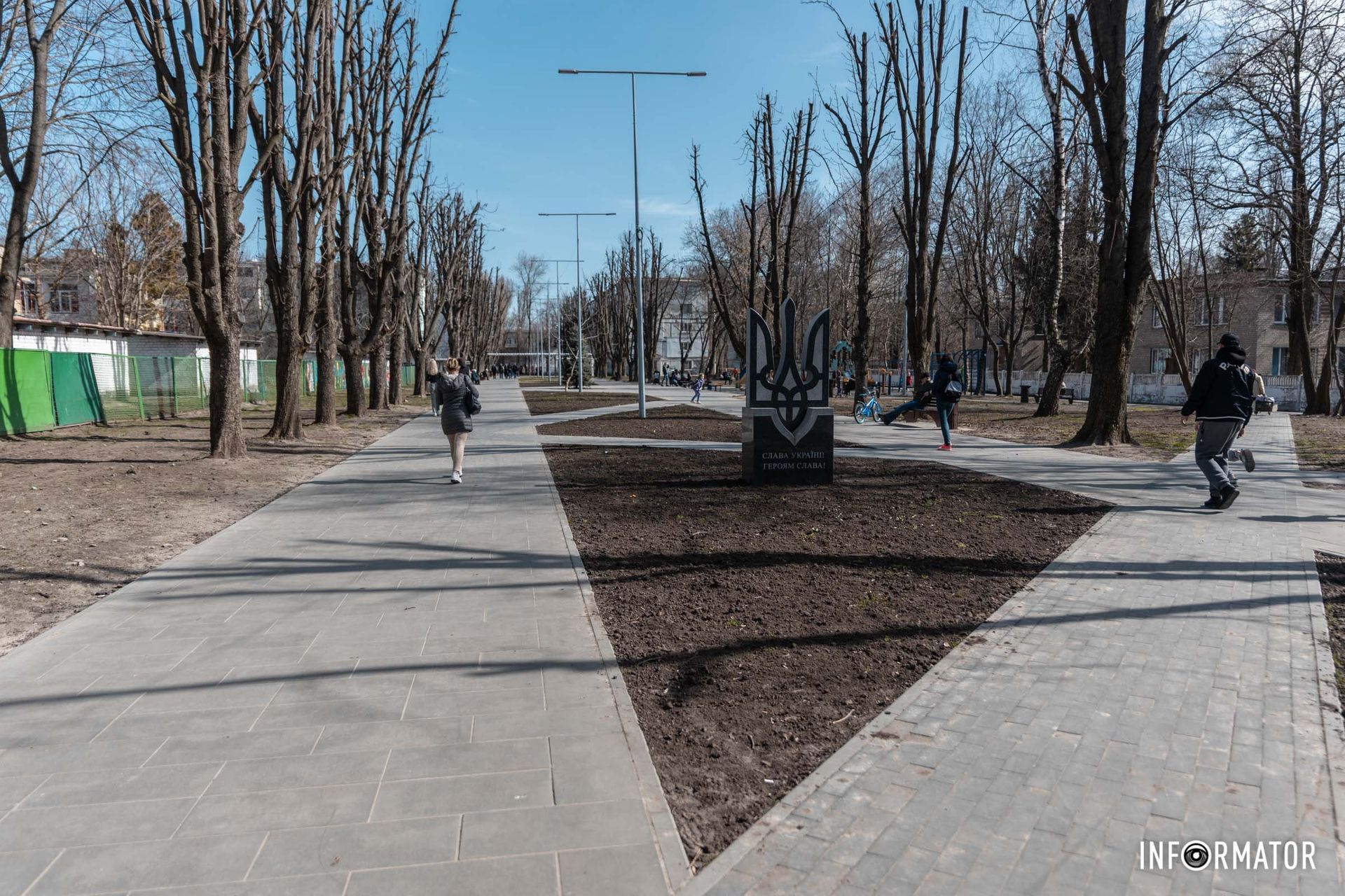 Варто зазначити, що на початку скверу встановлений пам'ятник радянському герою Борису Кротову