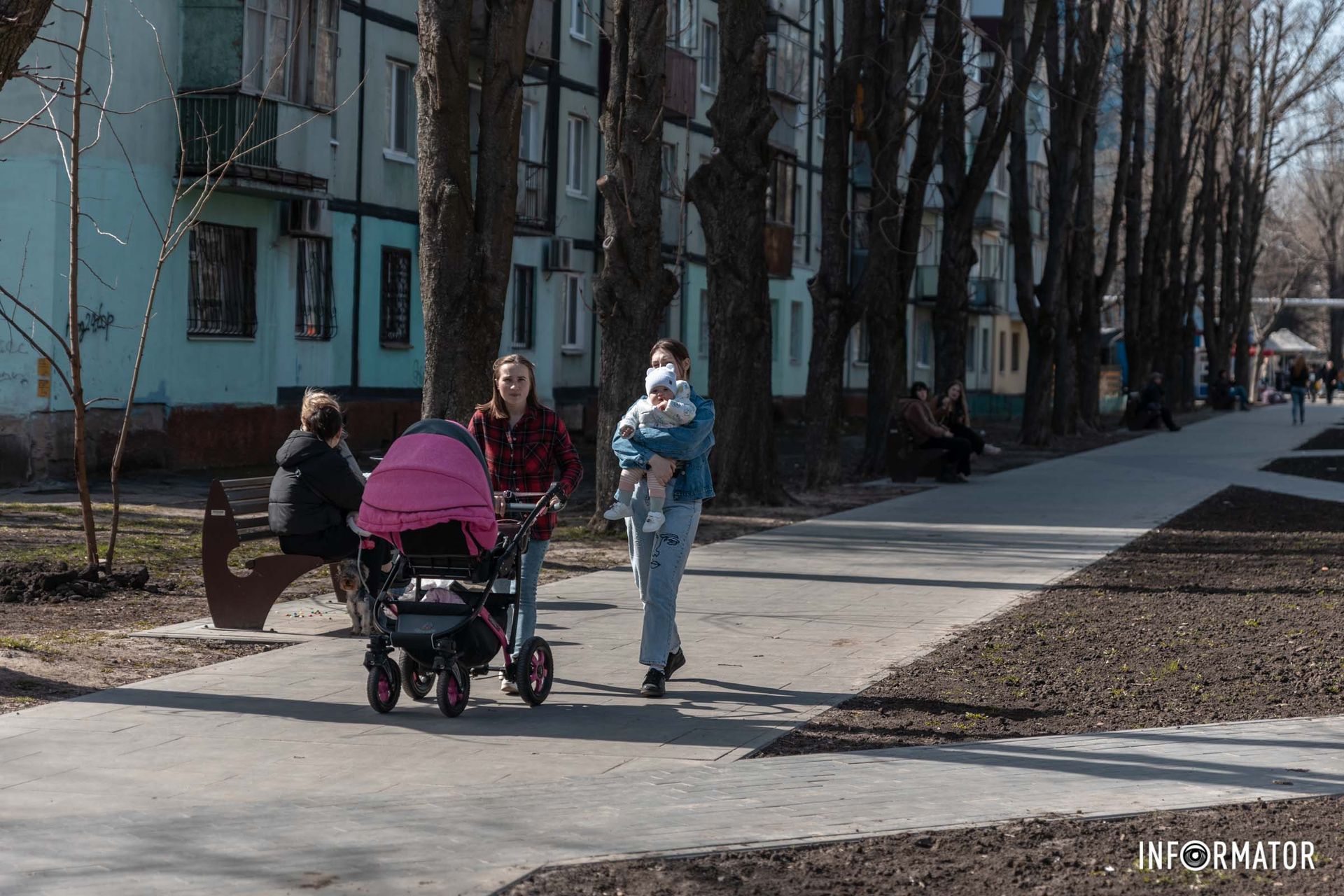 Родзинкою скверу став тризуб з мармуру