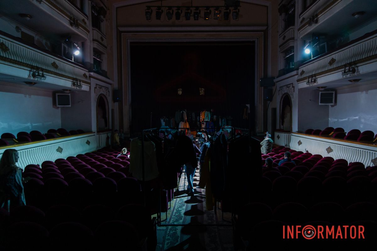 Проходитиме на закритій завісі і з обмеженням кількості глядачів