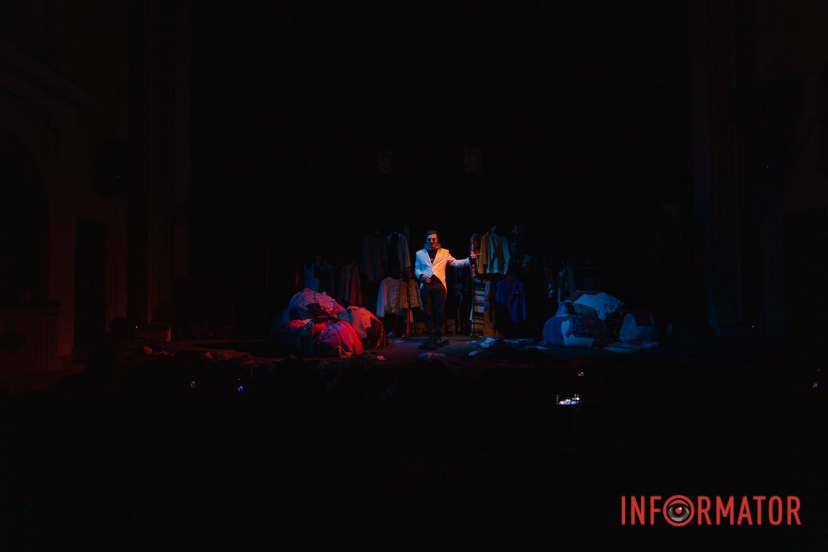 На великій сцені театру ДРАМіКОМ