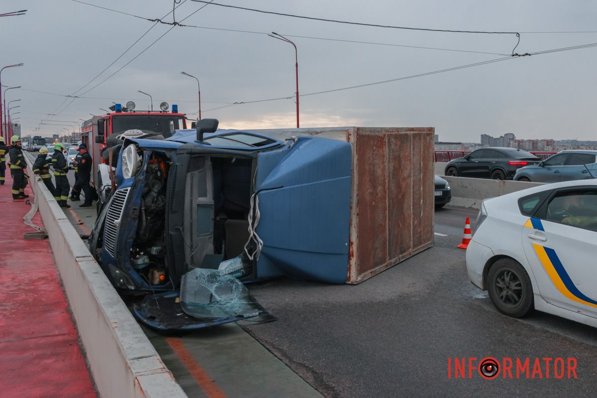На мосту работают полицейские и спасатели