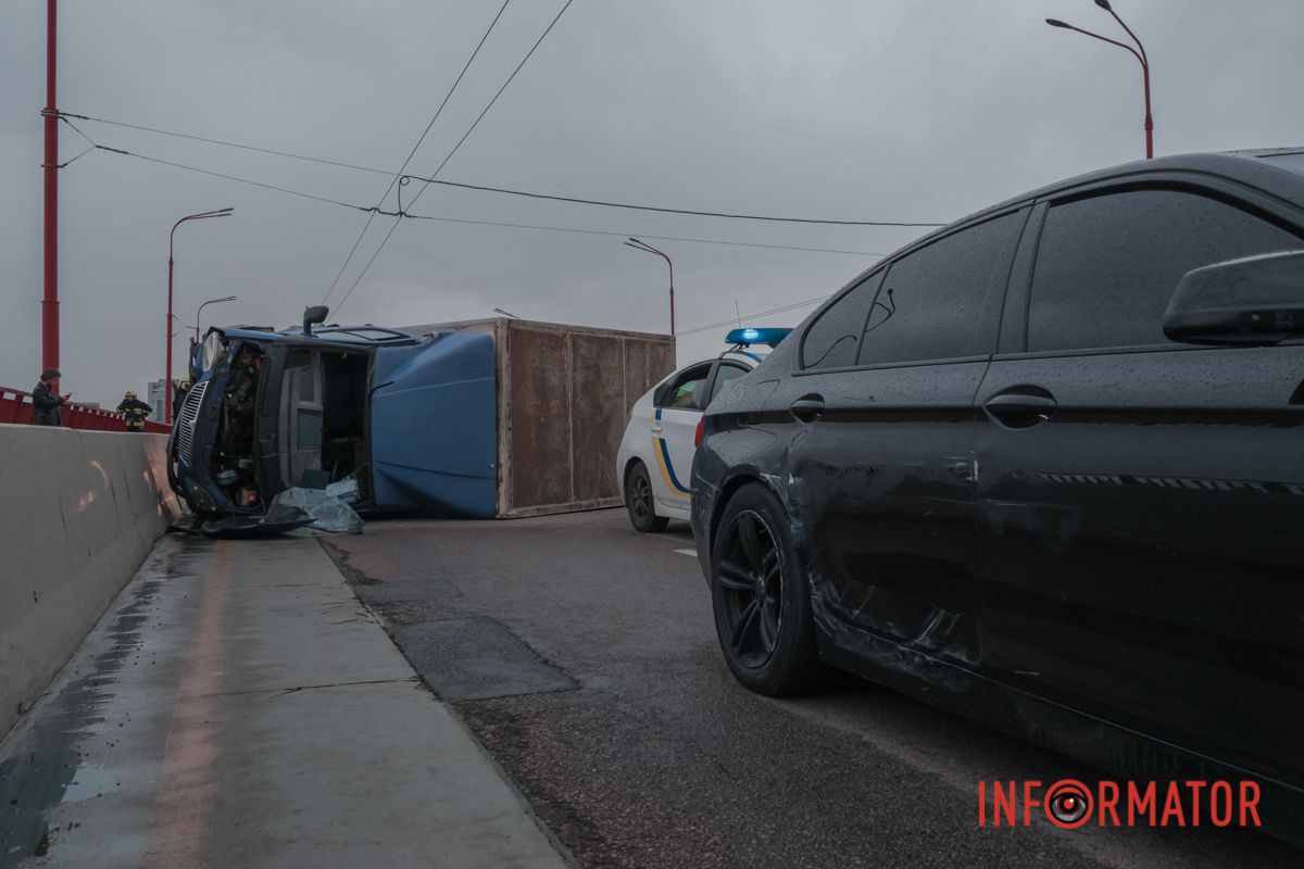 Он врезался в «ГАЗель», из-за чего грузовик врезался в отбойники и опрокинулся