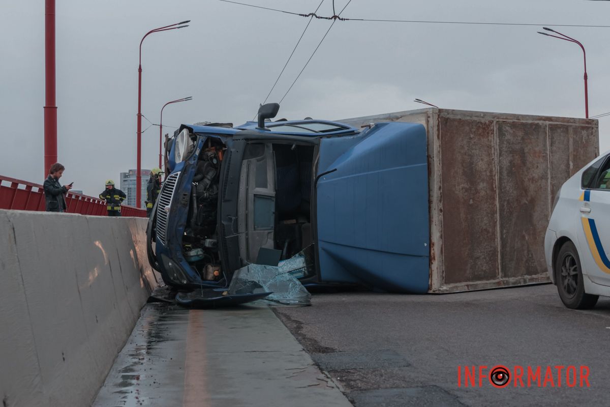 Пробка образовалась как на самой переправе, так и в центре города