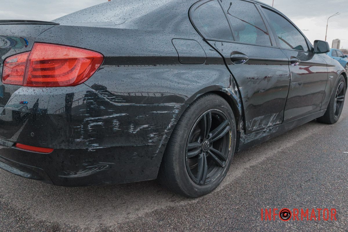 Водитель BMW ехал на большой скорости и маневрировал между полосами