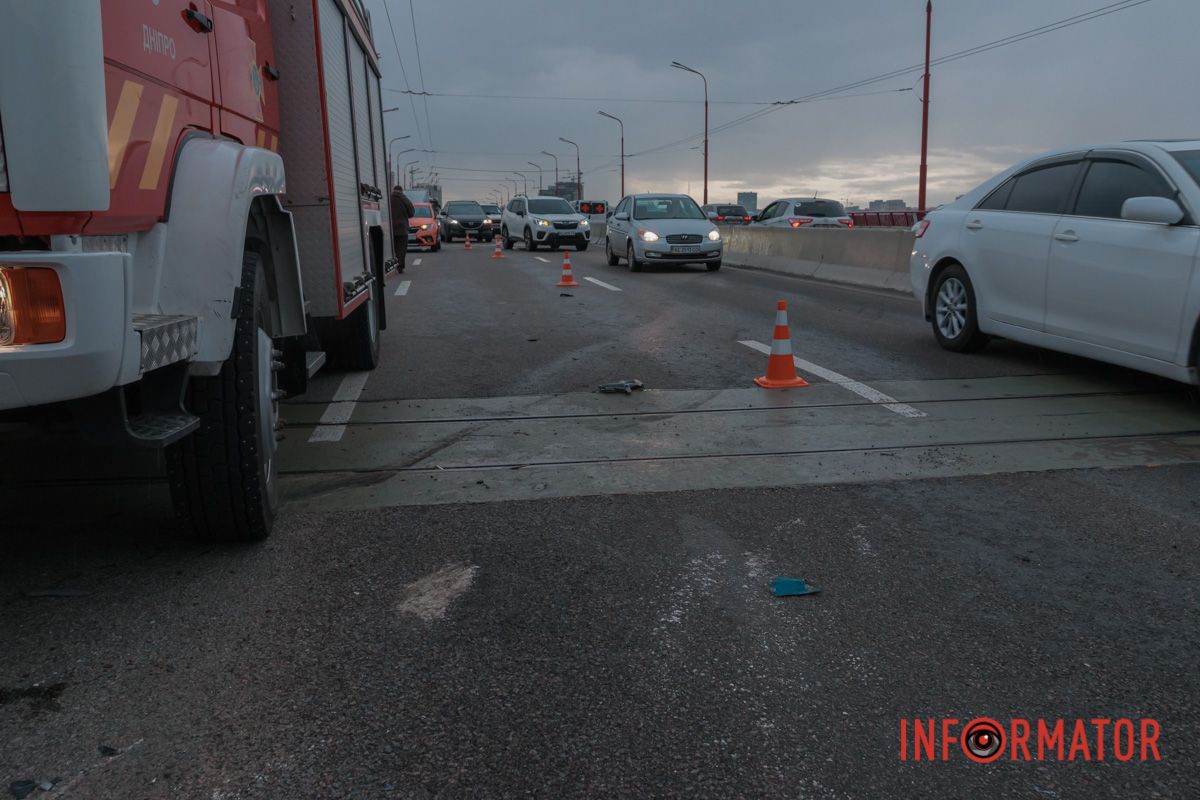 Из-за ДТП заняты центральная и правая полосы в направлении левого берега