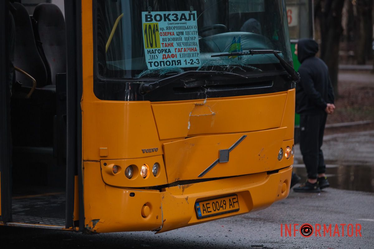 У автобуса разбита передняя часть