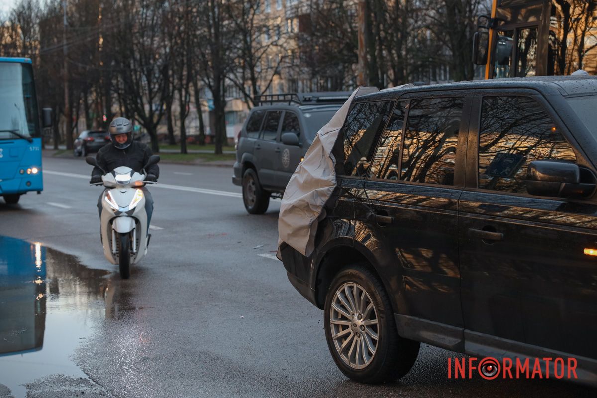 Поврежденный Range Rover