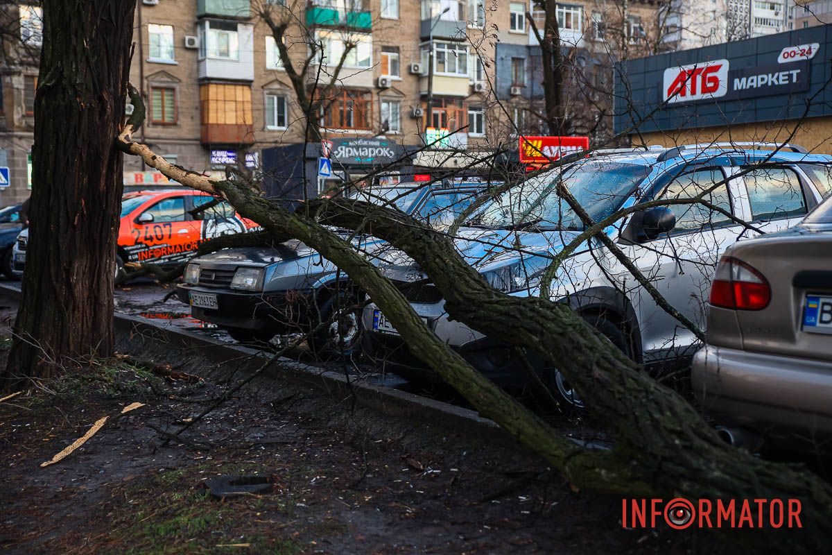 Парковка навпроти ТРЦ Appolo Парковка навпроти ТРЦ Appolo