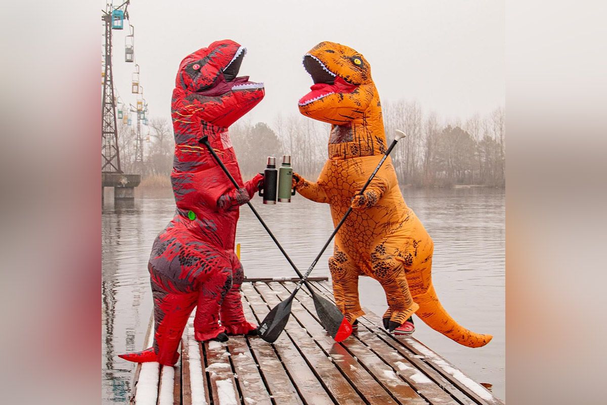 У Дніпрі побачили тиранозаврів на сап-бордах У Дніпрі побачили тиранозаврів на сап-бордах