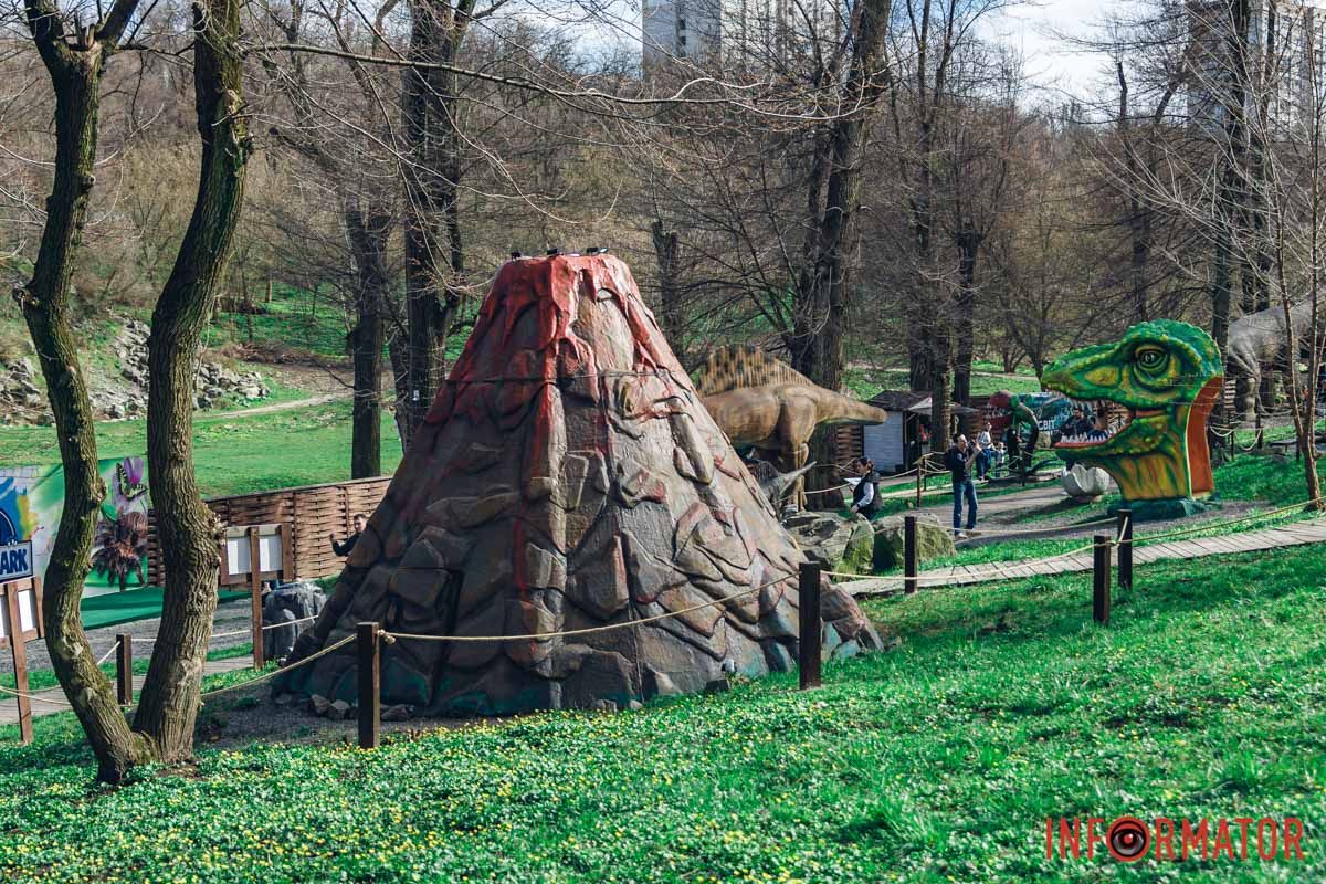 Зараз людство притворно канючить,  Зараз людство притворно канючить,