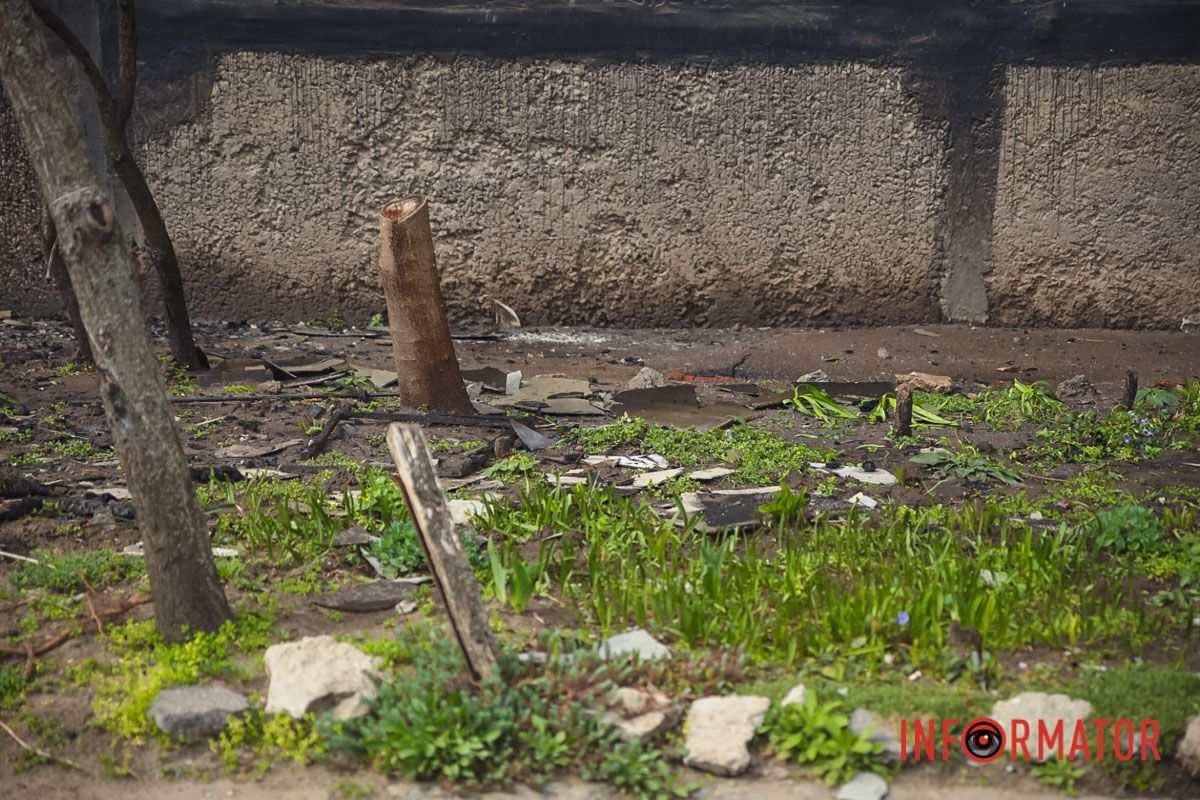 Обломки стекла под домом