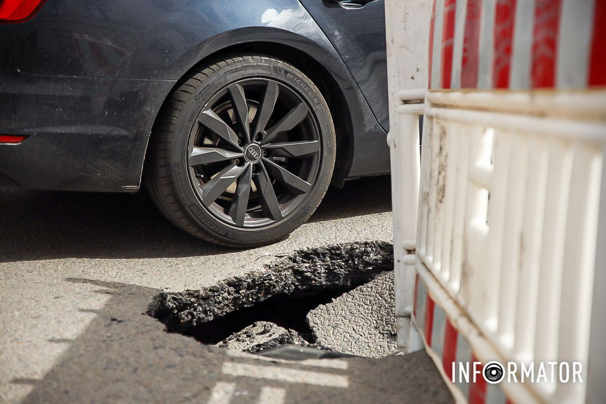 Здесь, в районе дома №25 по улице Староказацкой, в двух местах на дороге провалился асфальт Здесь, в районе дома №25 по улице Староказацкой, в двух местах на дороге провалился асфальт