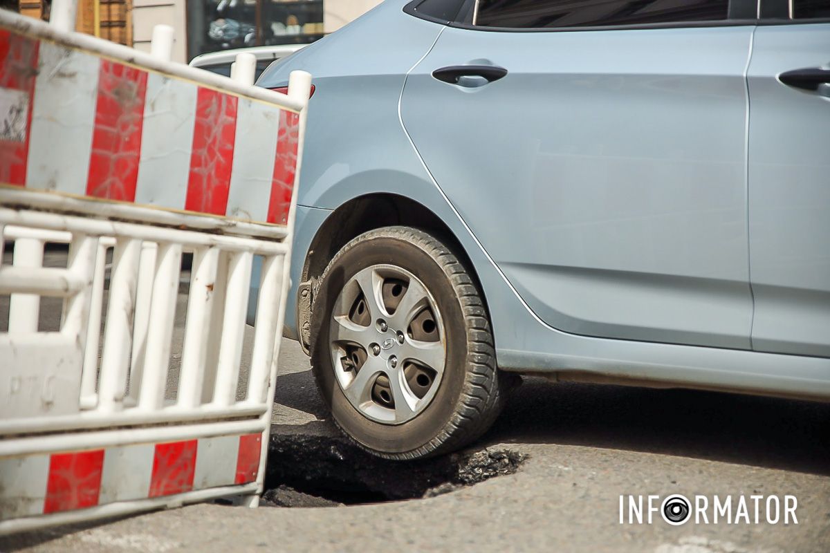 По информации свидетелей, первая пропасть здесь образовалась 29 марта По информации свидетелей, первая пропасть здесь образовалась 29 марта