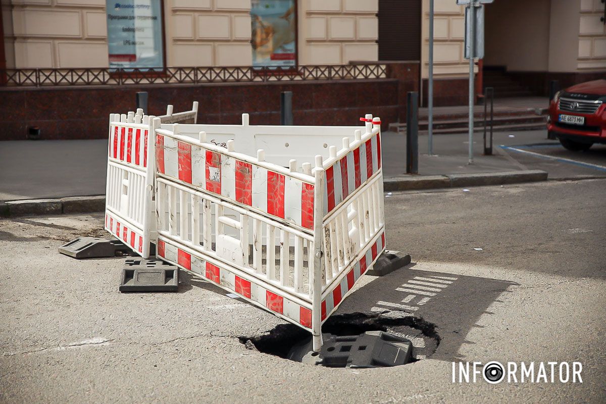 По состоянию на 13:00 ни коммунальных, ни дорожных служб здесь нет По состоянию на 13:00 ни коммунальных, ни дорожных служб здесь нет