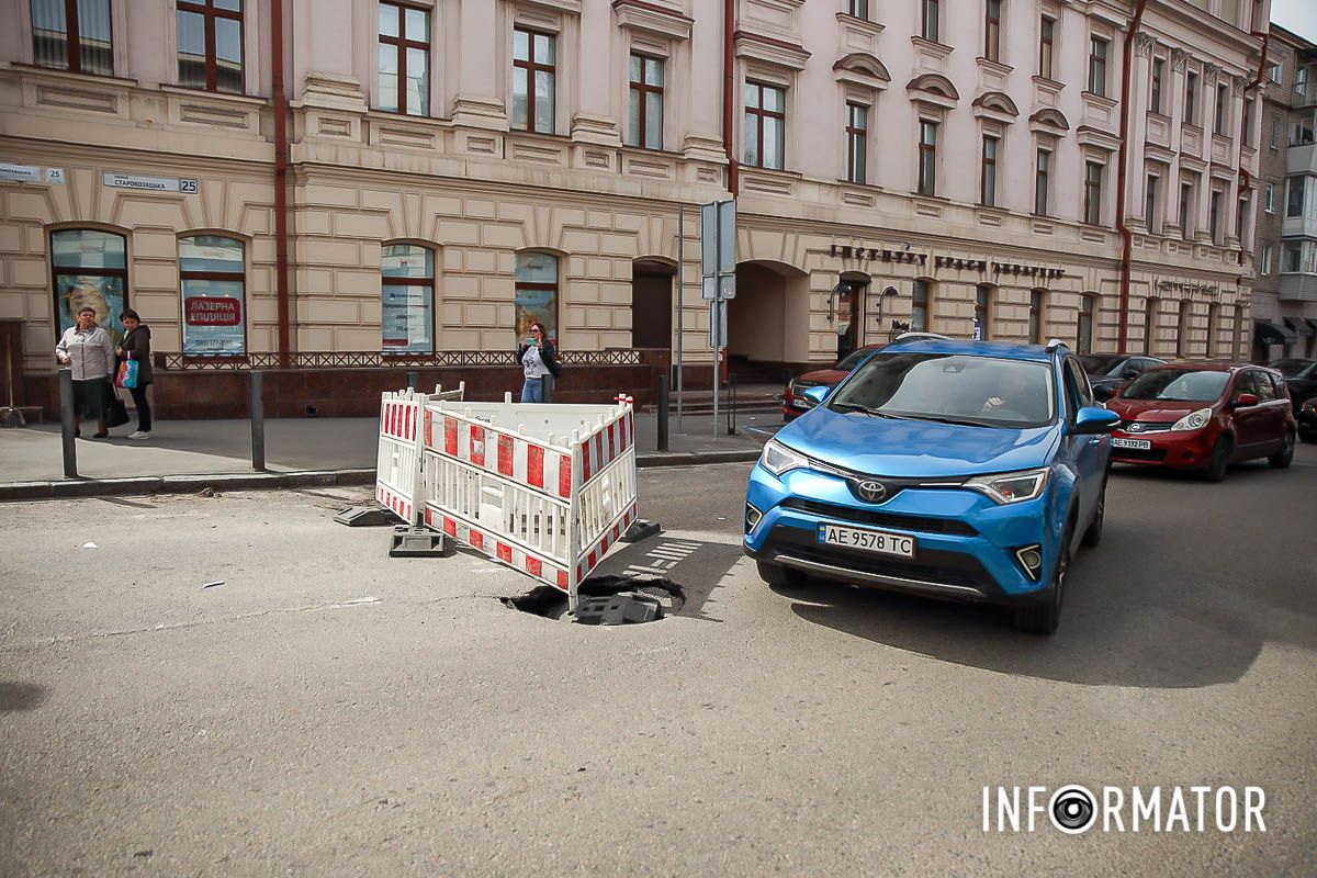 Автомобили время от времени попадают колесами в яму Автомобили время от времени попадают колесами в яму