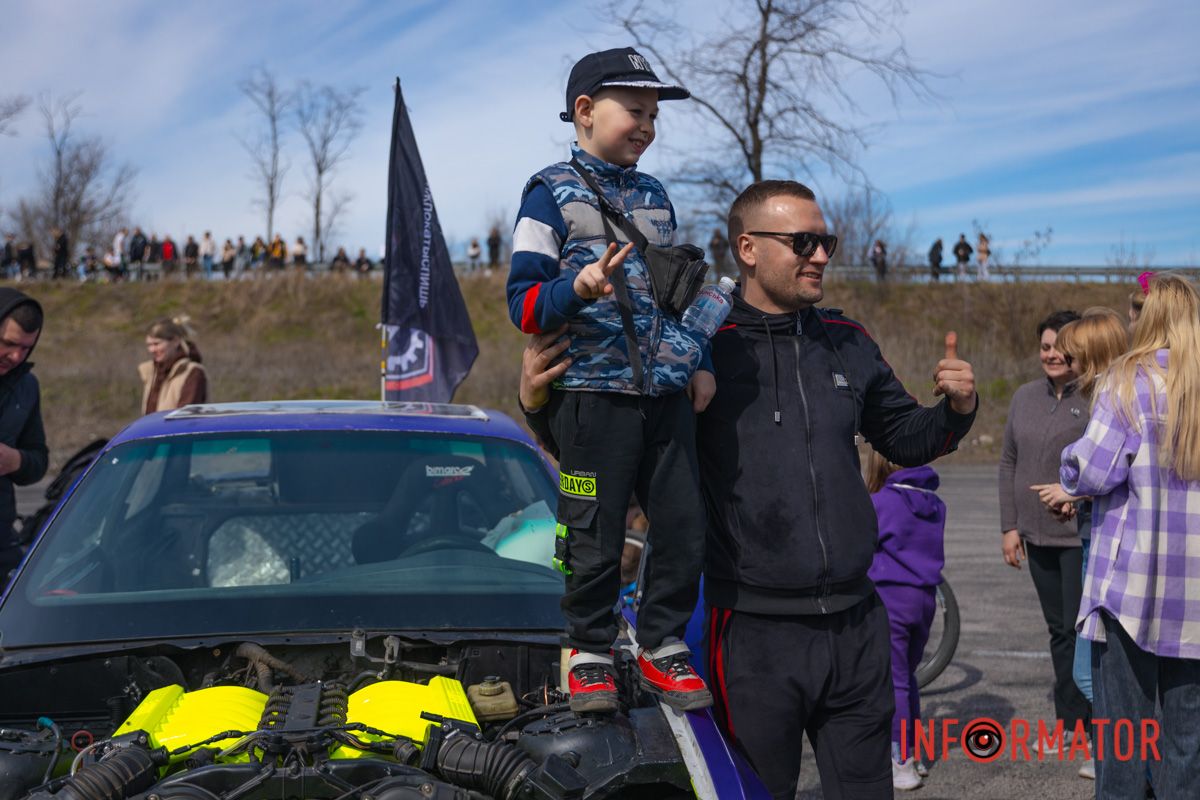 Собралось несколько сот человек