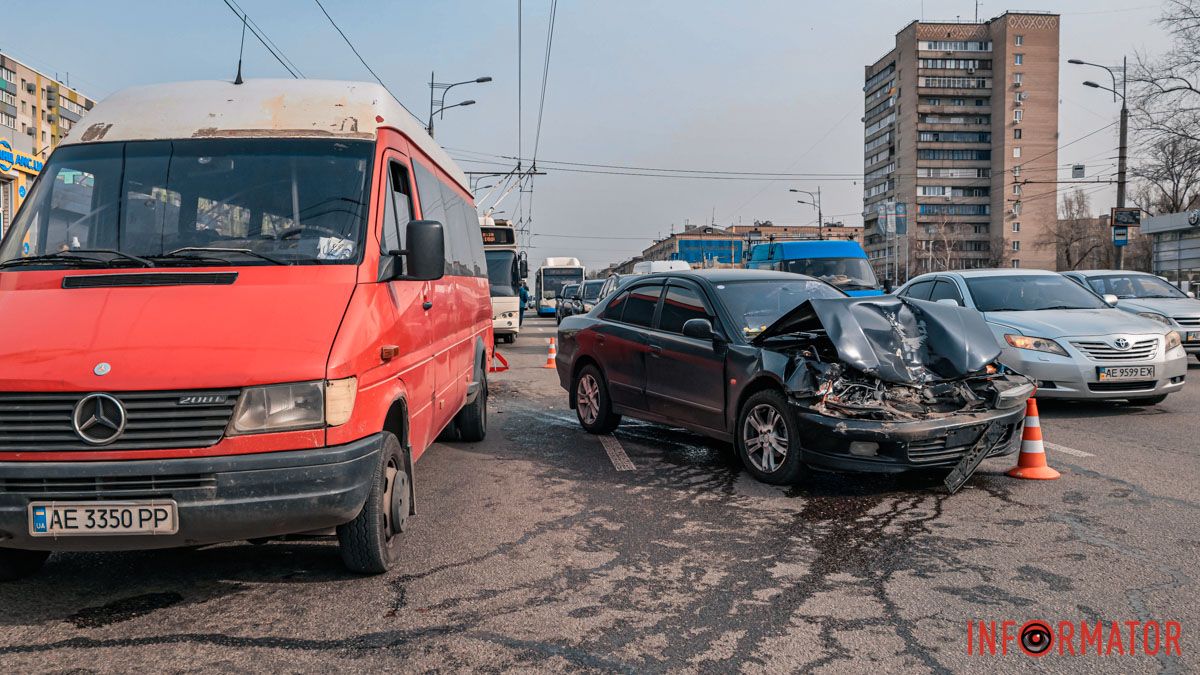 У Дніпрі на Слобожанському проспекті зіштовхнулись Mitsubishi та маршрутка №158: постраждала жінка, тролейбуси зупинились