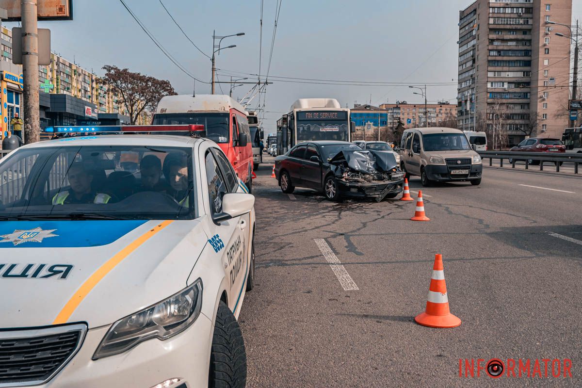 Движение в направлении Центрального моста затруднено, заняты две полосы