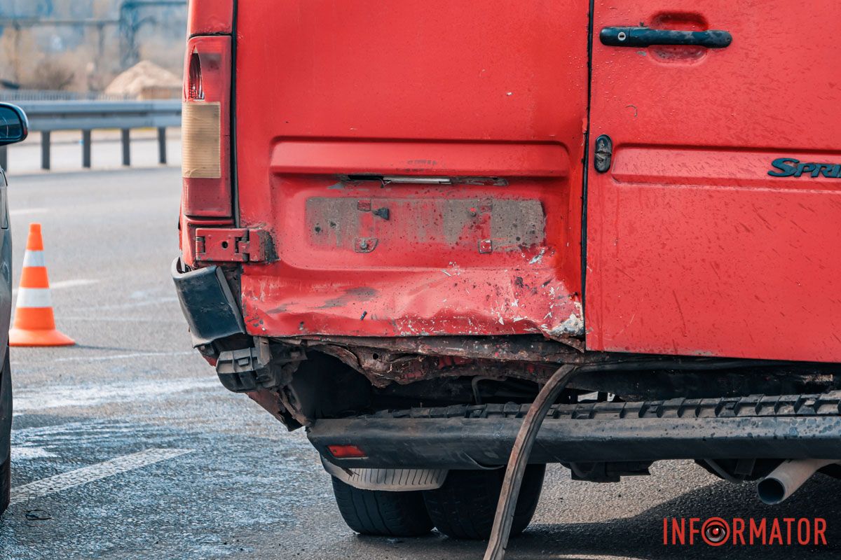 Там столкнулись Mitsubishi Galant и маршрутка №158